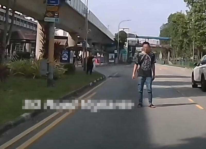 20251027CPKK18c_SINGAPORE_MAN_ON_ROAD_SM10-141616
