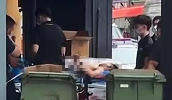 Man-running-naked-251030-a2-noresize