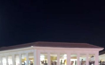 视帝一下车即被粉丝包围 商场挤到水泄不通