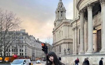 汪峰大女儿恋情官宣 海边搂腰照曝光