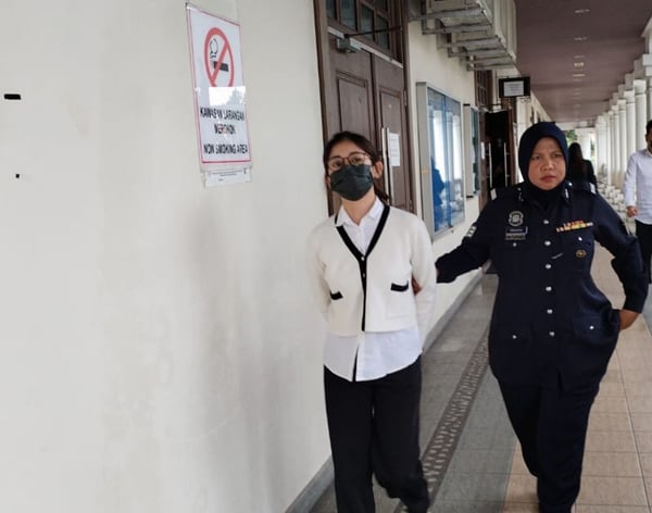 251107CMKfb50b-pg251106tpsa01-Curi-Telefon-Bimbit