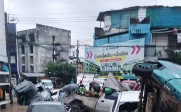 合艾水退去后满目疮痍 汽车摩哆堆叠成山