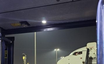 贵重物品别放头顶行李舱 乘客惊见小偷翻钱包