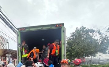 “没救完所有人我们就不走” 大马救援队合艾水灾全力抢救