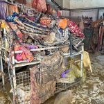 合艾七旬服装店老板 大甩卖浸水商品求生