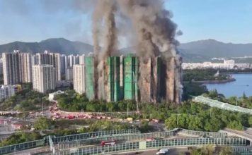 香港大火空拍画面曝光 大批鹰架不断成片坠落