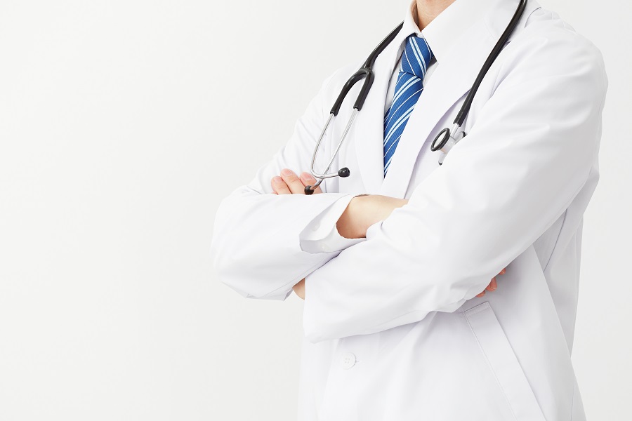 医師 腕組み 白バック