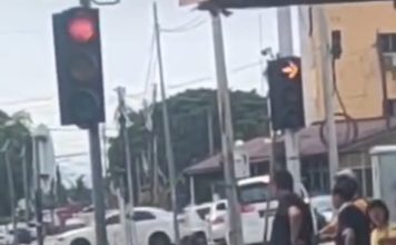 华裔老司机误闯反向车道 撞倒路人再冲撞wira轿车