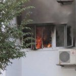 组屋突发起火 母带孩逃生哭喊对不起