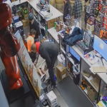 男子假装救人却抢劫 店员倒地心脏病发亡