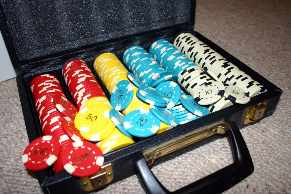 Set_of_Poker_Chips_in_Case
