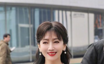 尾随赵雅芝闯酒店房 男子躺床闻枕狂嗅