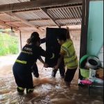 住家遭湍急洪水侵袭 居民逆流搬物逃命