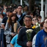 公公握着身份证逃生 媳妇泣诉:他“真聪明”