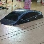 合艾全市被淹 居民忙搬家当避难