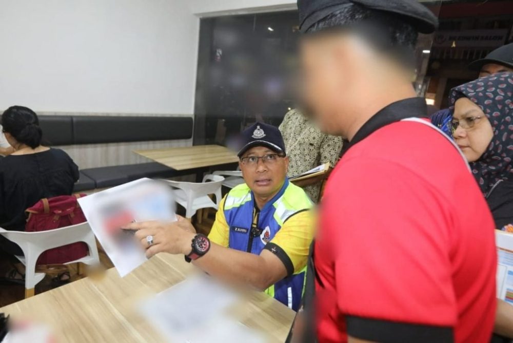 e5a4a7e983bde4bc9a-mbpje6a380e69-1