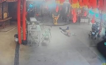 进庙拜拜引爆身上鞭炮 男子当场倒地内脏外露