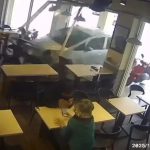 女司机误踩油门 整辆车高速冲进店内