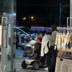 最美不是衣服而是人心 店员为行动不便老妇贴心挑衣