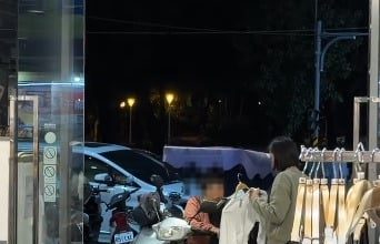 最美不是衣服而是人心 店员为行动不便老妇贴心挑衣