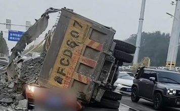 砂石车超载五倍翻覆 女司机瞬间被压扁身亡