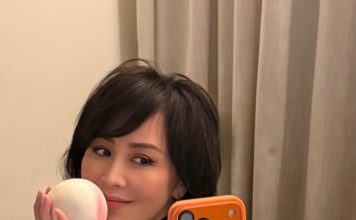 刘嘉玲60岁前夕被宠成女王 梁朝伟贴头喂寿桃