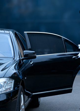 heisejiaochepangdexizhuangnanzikaichemen_13704248.jpg.400