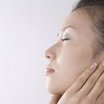 随意触碰女嫌脸部 记者证被吊销终身