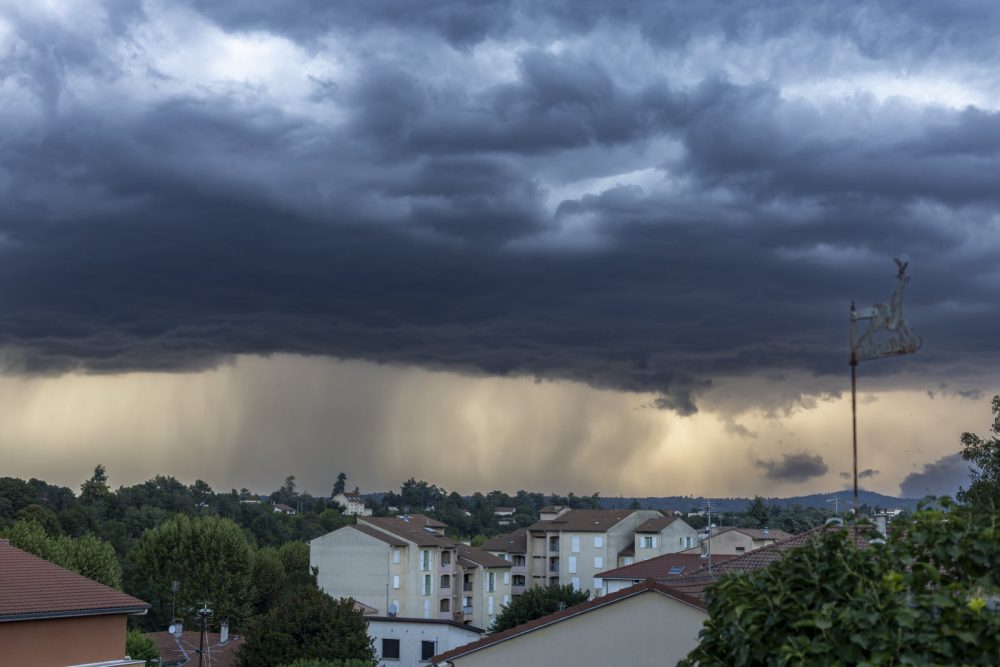 jusqu-a-30-mm-de-pluie-pourraient-tomber-localement-en-24-heures-photo-illustration-le-dl-bertrand-riotord-1761157139