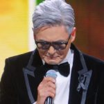 三语请全场肃立默哀 周润发一度哽咽停顿