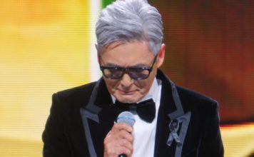 三语请全场肃立默哀 周润发一度哽咽停顿