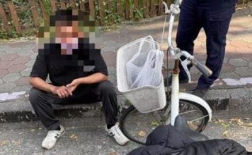 男子持刀闯校园 追2学童遭警方制伏