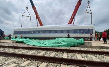 赶在2025年结束前 东铁首组EMU列车抵达大马