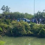 车爆胎失控坠水渠 15偷渡工人9人丧命