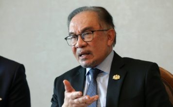 炮轰安华回避统考课题 前部长呼吁设华文大学