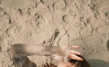 人气YouTuber大解放 穿透视罩衫秀傲人曲线