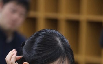 22岁美女棋士侧脸爆红 泳装全露背照被挖出