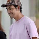 与大叔争执被比中指 男子掷酒瓶砸碎巴士窗