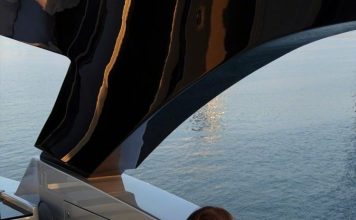 刘亦菲素颜游艇照曝光 简约白背心衬出天然女神范