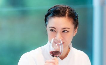 亲手布置巨型圣诞树 “华姐冠军”豪宅曝光