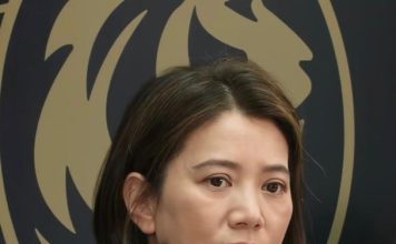 甄子丹袁咏仪受大埔火灾影响 现身新加坡略显憔悴