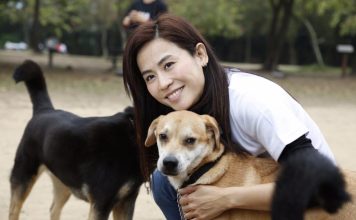 舅父花园挂满狐狸貂皮 与爱狗宣萱形成强烈反差