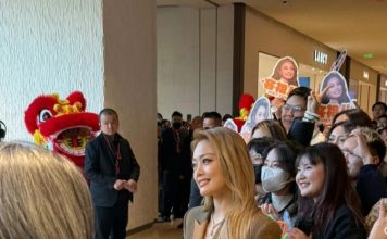 容祖儿寒冬下Deep V超短裤 大露紧致双腿