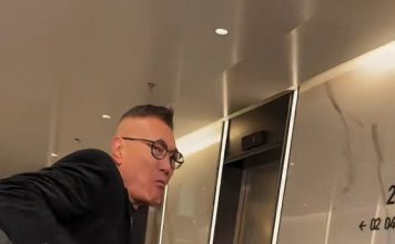 武打王再现经典招式 66岁男星重演“朝天一字马”