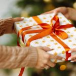 公司圣诞交换礼物 女子竟拿到“70包卫生纸”