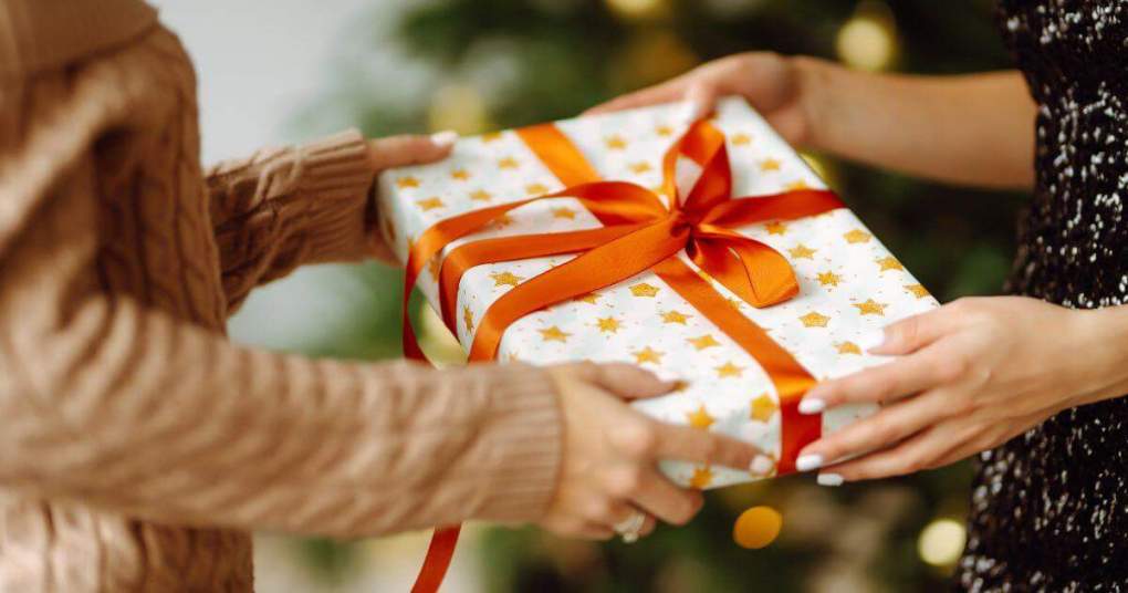 How-to-give-a-Christmas-present-02