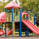 老夫妇在滑梯下激战 阿公还辩称“躺着聊天”