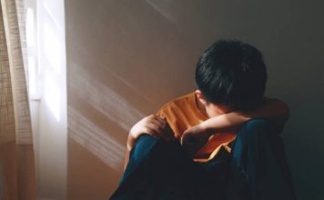 一扇门改变人生 男童亲眼看着母亲被杀害