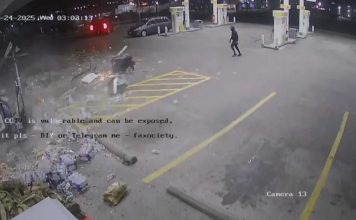 汽车拉走ATM提款机 2匪徒摧毁整间店