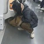 打翻奶茶后主动擦干 女子获地铁公司送礼道谢